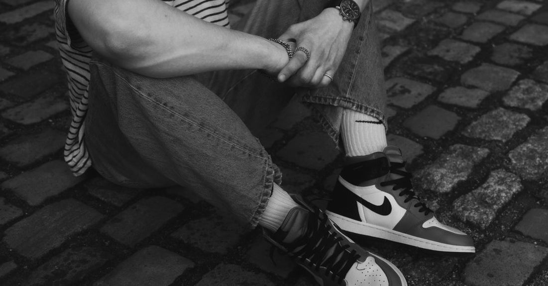 Ako nosiť sneakers: sprievodca stylingom k džínsom, nohaviciam aj streetwearu