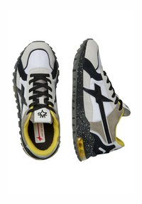 W6YZ Just Say Wizz Breeze 3-M Trainers White Black Taupe