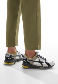 W6YZ Just Say Wizz Breeze 3-M Trainers White Black Taupe