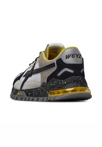 W6YZ Just Say Wizz Breeze 3-M Trainers White Black Taupe